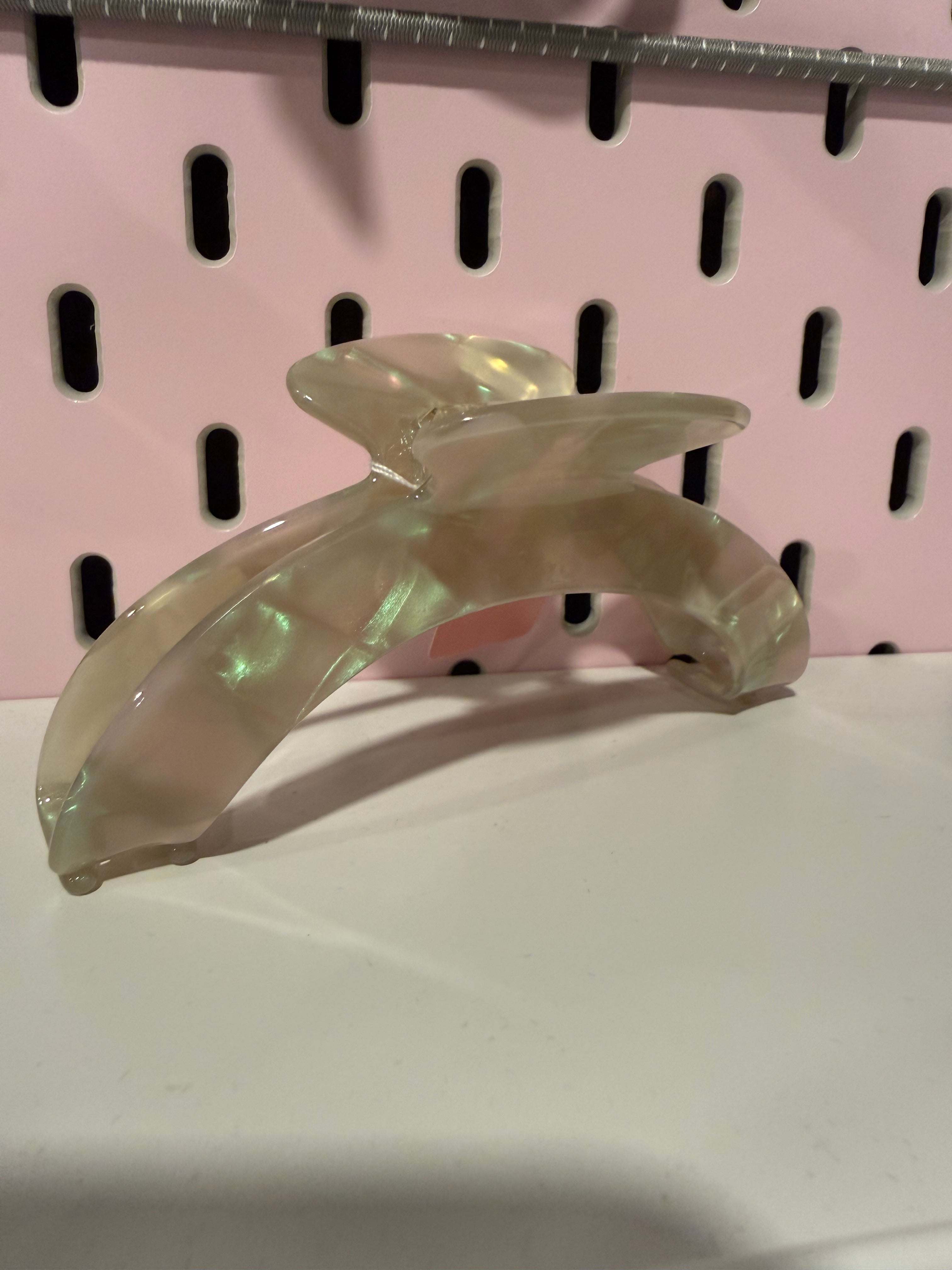 Curvy Pearl Claw Clip